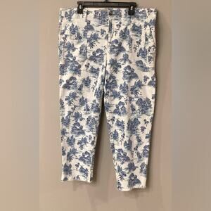 Lori Goldstein Logo White Denim Jeans with Blue Toile Design. Size 18 WP. NWOT.